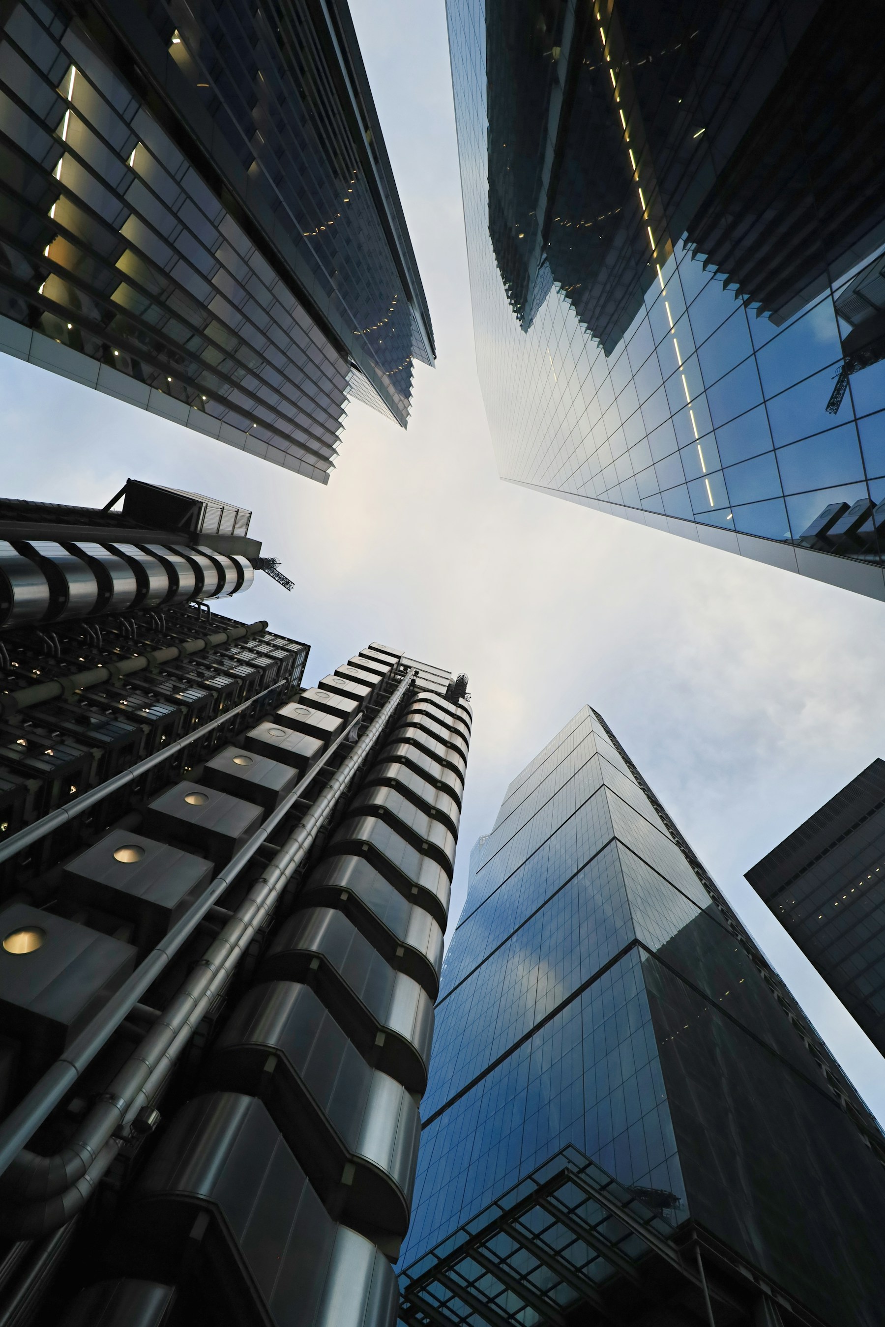 Perspectiva de torres corporativas de vidro em direção ao céu